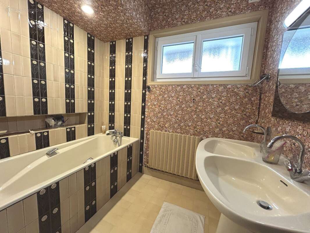 Propriete familiale - 9 chambres - 310 m² + dependances 200m² - photo 10
