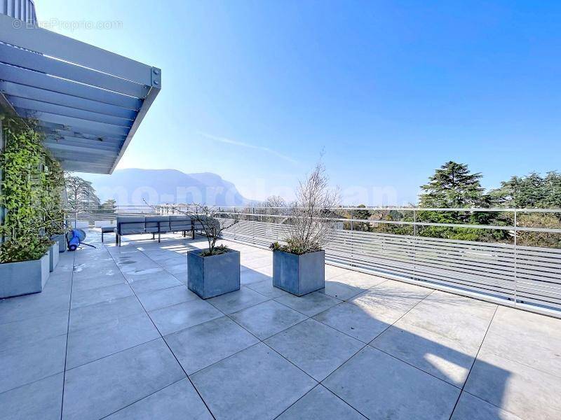 Apparement_T4_Annemasse_hypercentre_frontière_Suisse_Tram_Céva_Ganève_lumineux_beaux_volumes_dégagée_Salève_attique_charme_caractère_frontaliers_salon_cuisine_ouverte_chambre_salle_de_bains_douche_terrasse_ - Appartement à ANNEMASSE