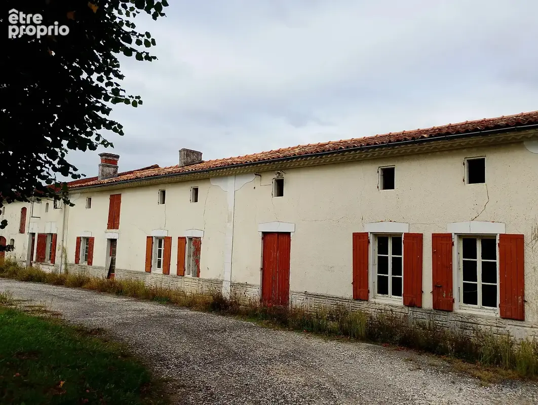 Secteur Jonzac - ensemble immobilier à rénover - photo 1