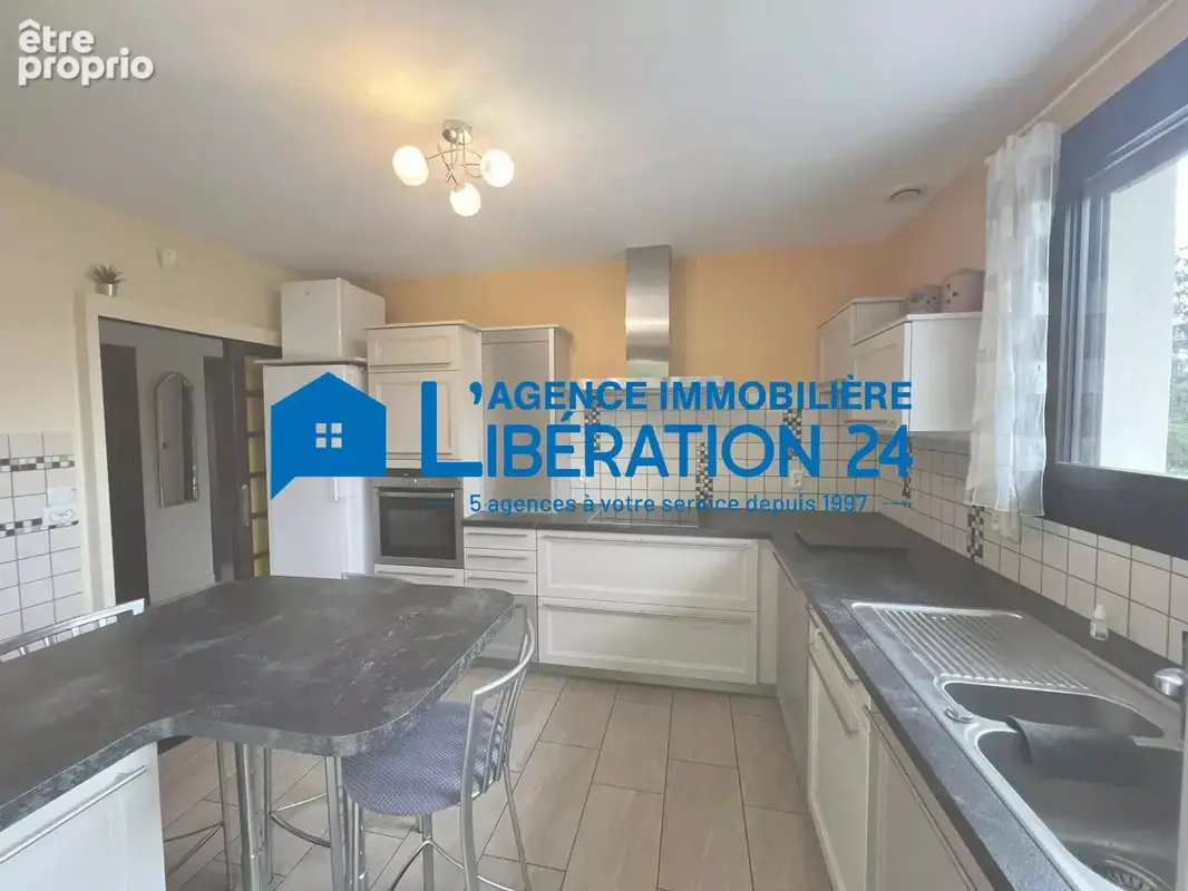 Maison familiale de 193 m² à Saint-Genest-Lerpt - photo 8