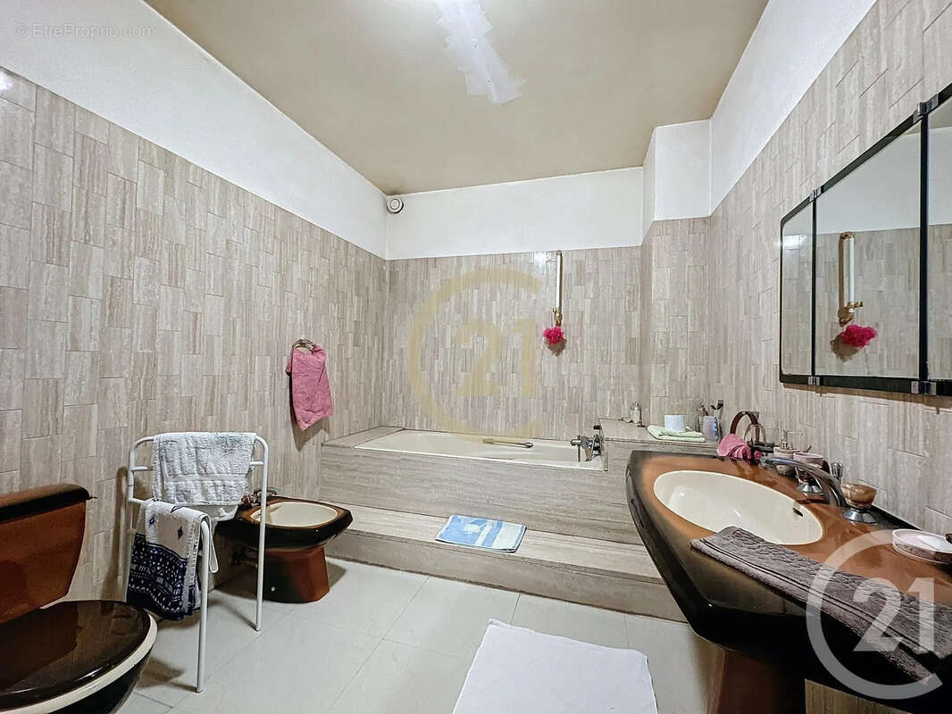 Maison 281 m² à Uzes  - photo 8