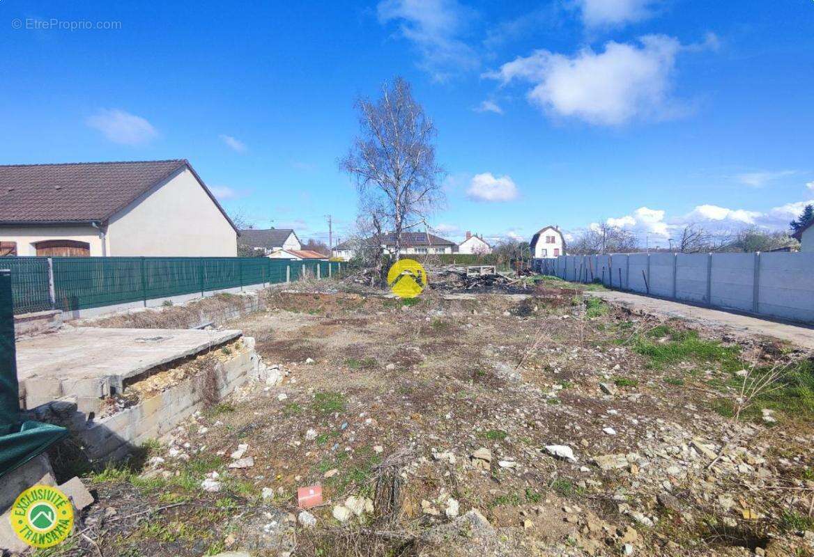 Terrain à MARSEILLES-LES-AUBIGNY