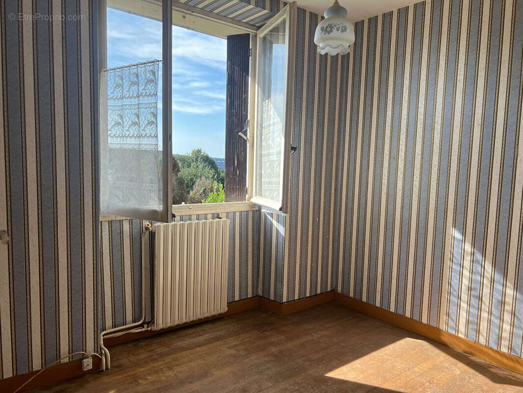 Maison à CHATEAUNEUF-DU-FAOU