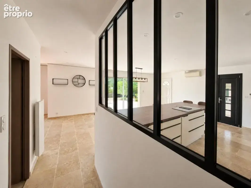 Vue panoramique et calme absolu pour cette villa rénovée avec piscine - photo 11