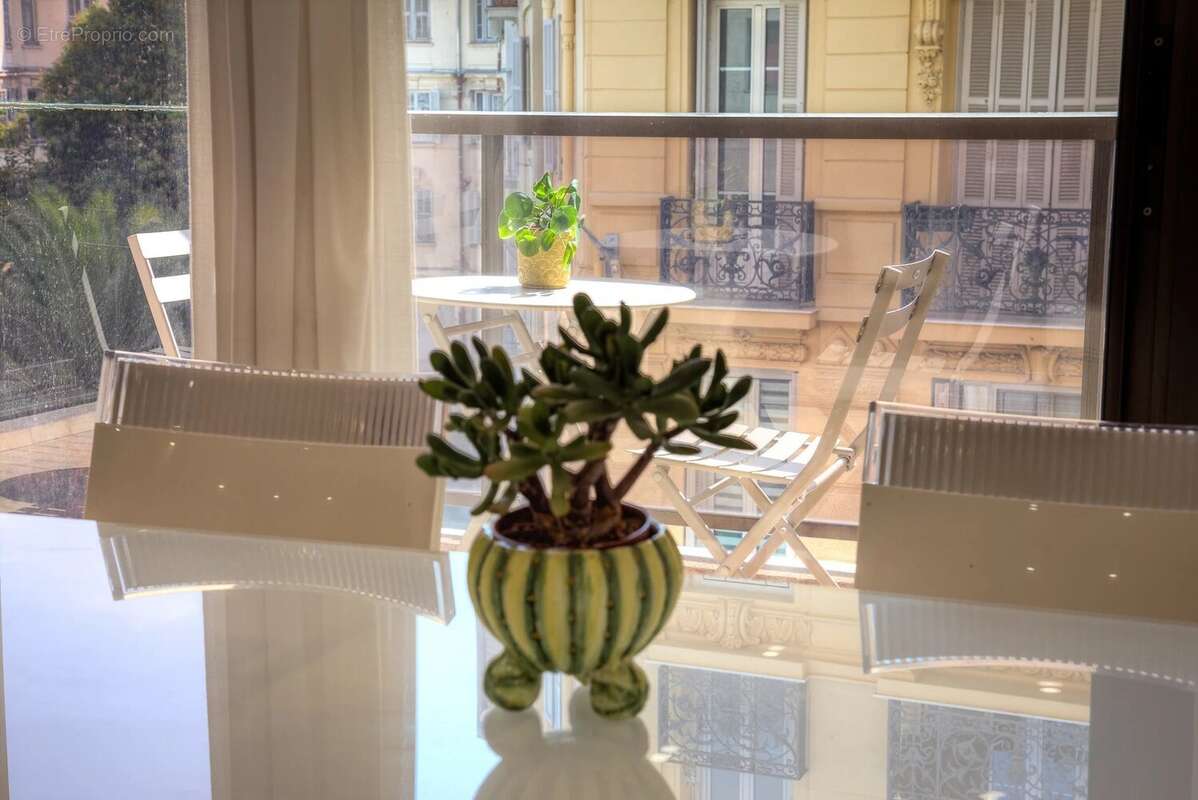 Carré d'or - Beau 2 pièces avec terrasse vue mer latérale - photo 12