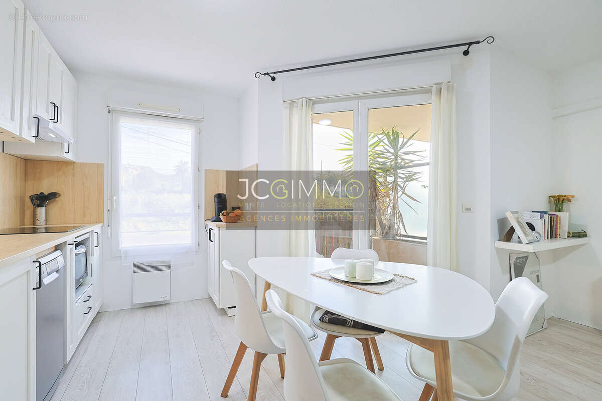 Appartement T3 rénové de 57m2 - Garage en sous-sol - Hyères - photo 2