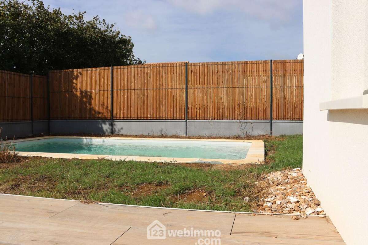 Jardin clos avec piscine. - Maison à SAINT-HILAIRE-LA-FORET