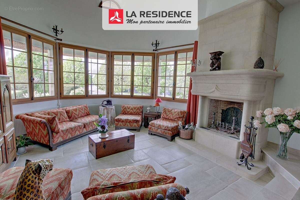 Maison à LE MESNIL-SAINT-DENIS