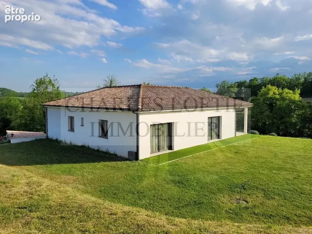 Superbe et spacieuse maison contemporaine située à proximité de Montcuq, dans la région du Quercy blanc, sur un terrain de 3 276 - photo 2