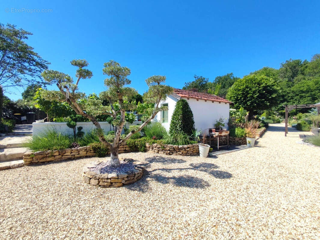 Charmante Maison, Jardin Paysager Style Méditerranéen, 4 Chambres, 2 Salles de Bains, Magasins Proche, Nieuil, Charente - photo 3