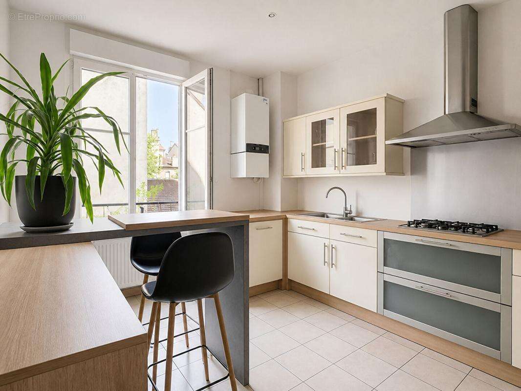 Appartement de caractère rénové ,134 m², 3 chambres, 2 caves, 1 grenier, 1 jardin en rez-de- chaussée - photo 3