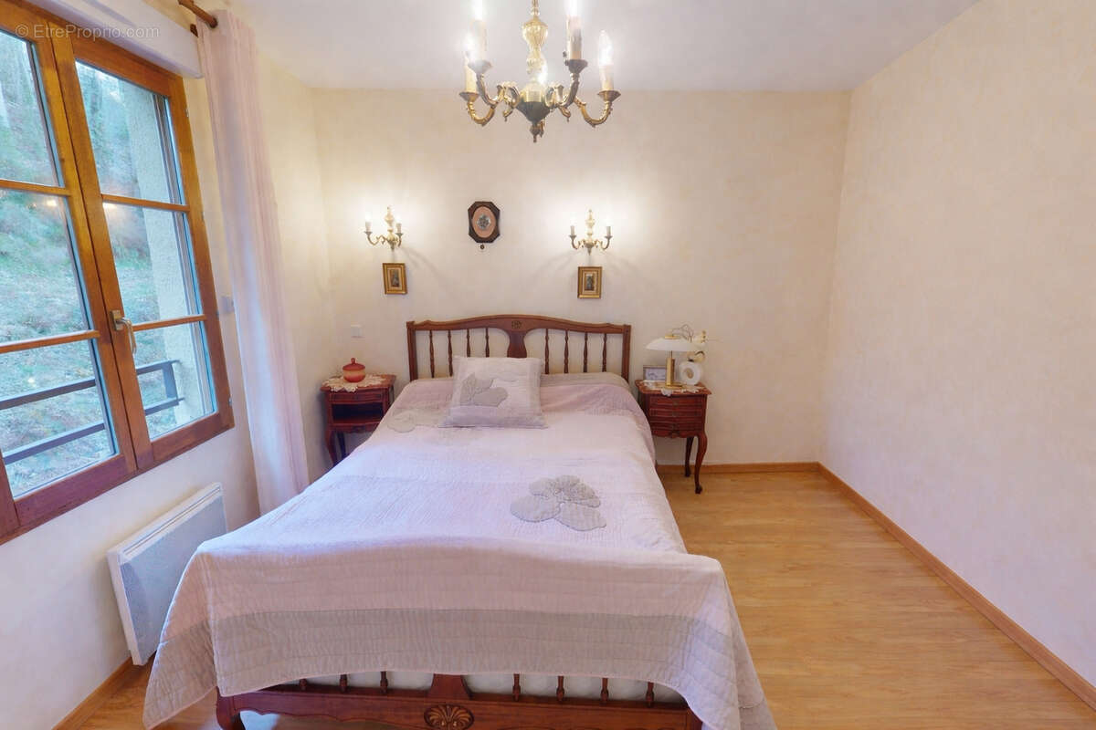 Appartement à SAINT-BONNET-LE-CHATEAU