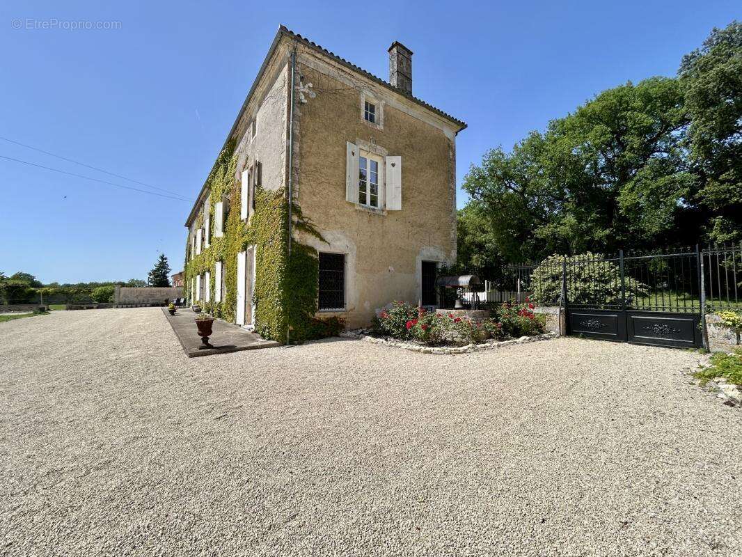 Maison à AIGRE