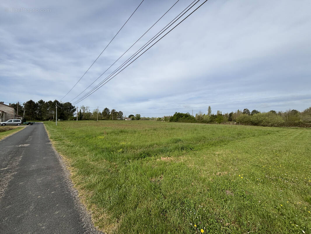 Terrain à MONTPEZAT