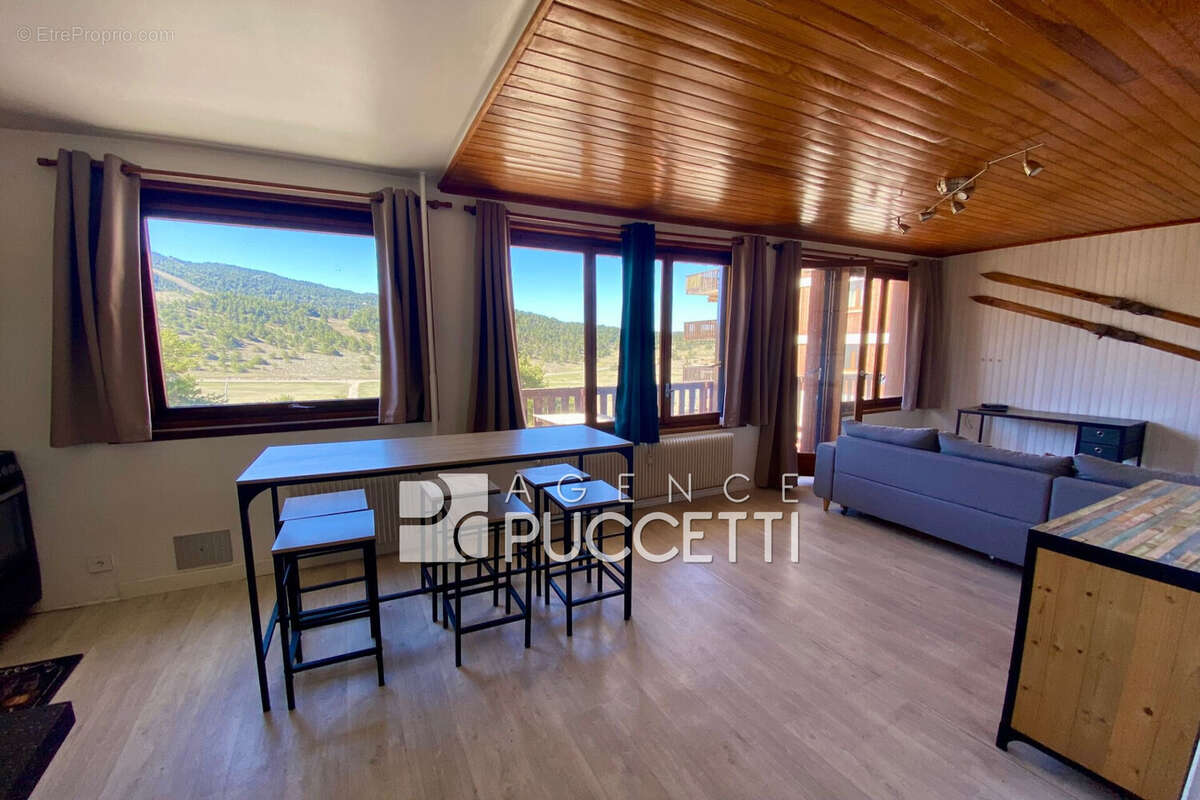 Appartement à GREOLIERES