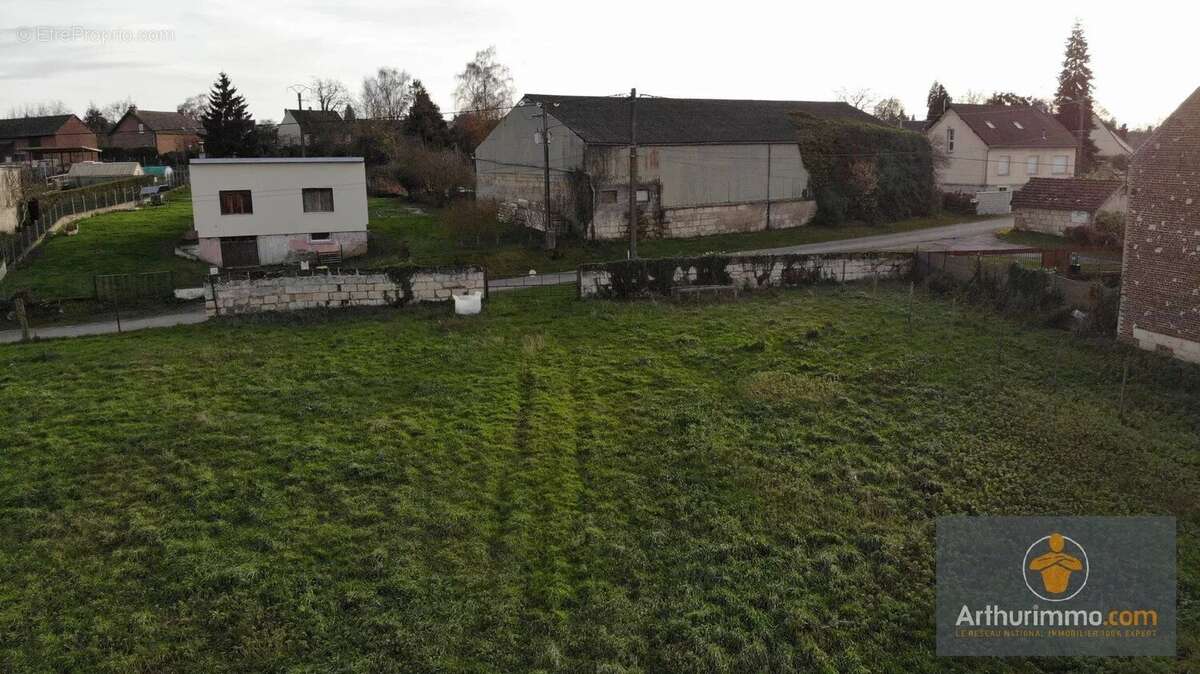 Terrain à AMIGNY-ROUY