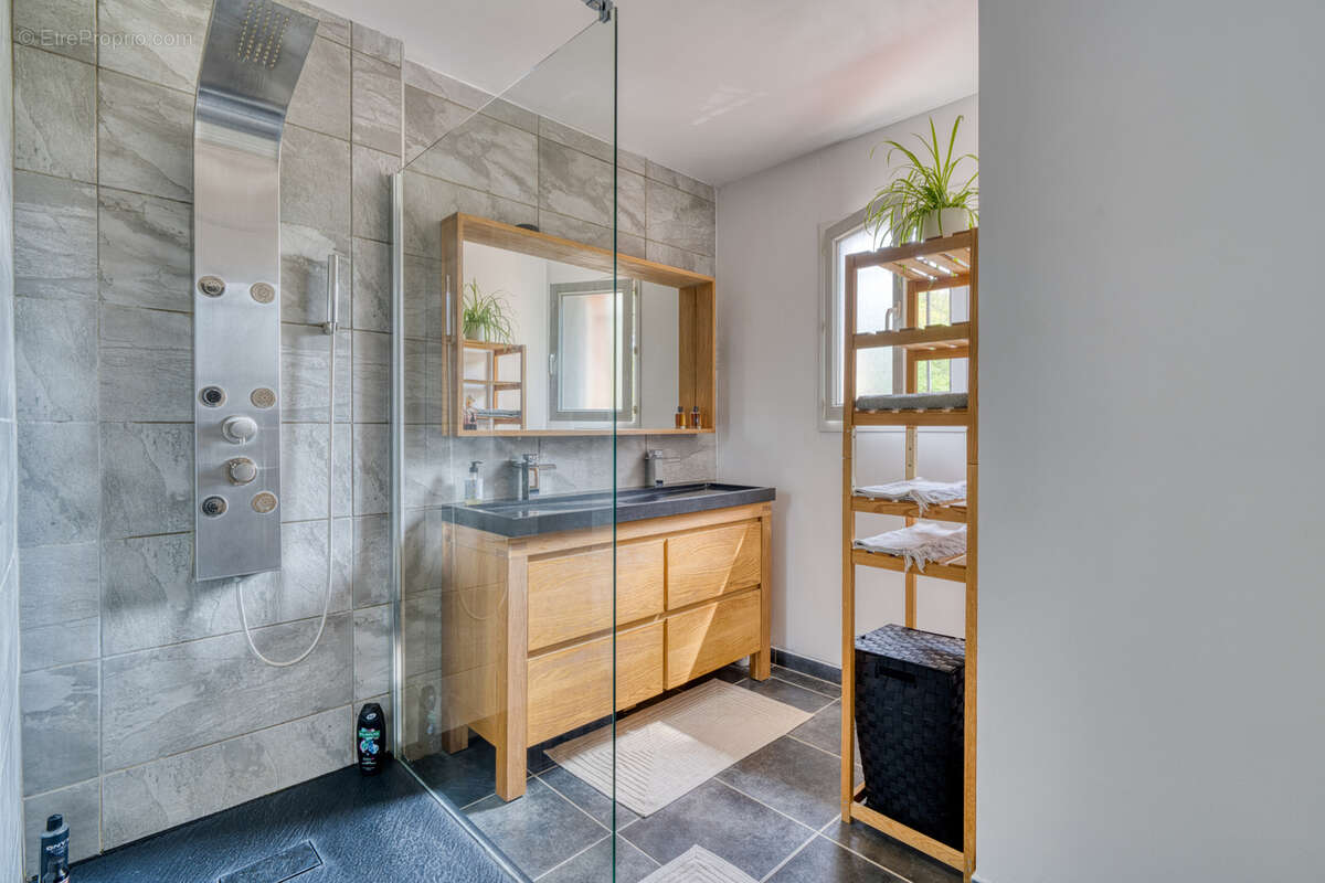 Maison à NIVOLAS-VERMELLE