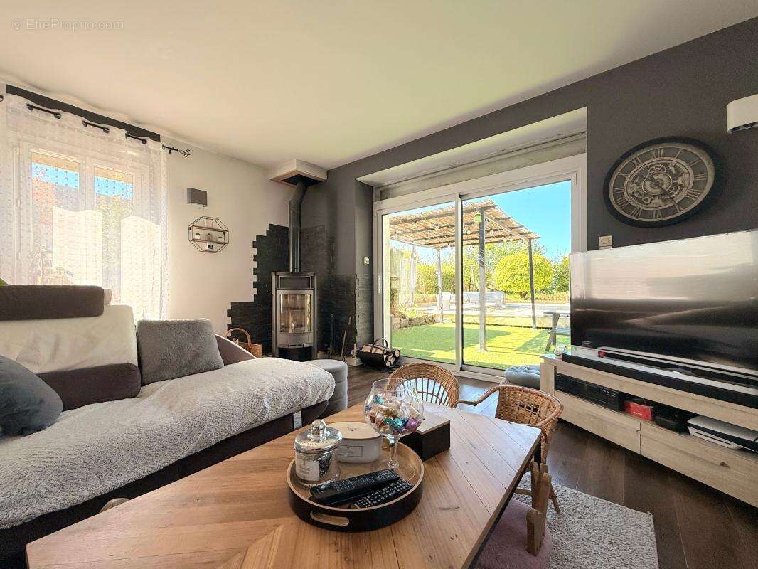 À vendre – Coup de cœur assuré! Authentique longère en pierre avec piscine – 143 m² – Terrain de 1 000 m² - photo 6