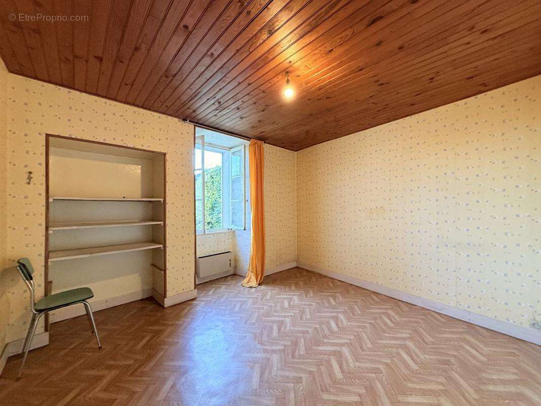 Maison à VILLEBOIS-LAVALETTE