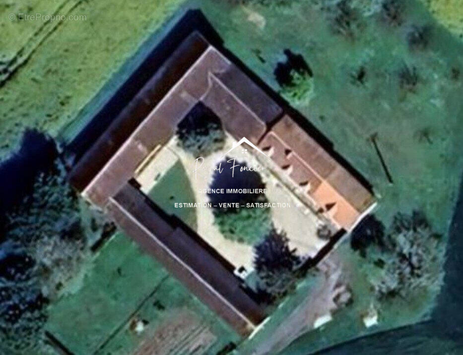 Corps de ferme avec une belle grange de 200 m2 au sol  - Maison à LA CELLE-SAINT-AVANT