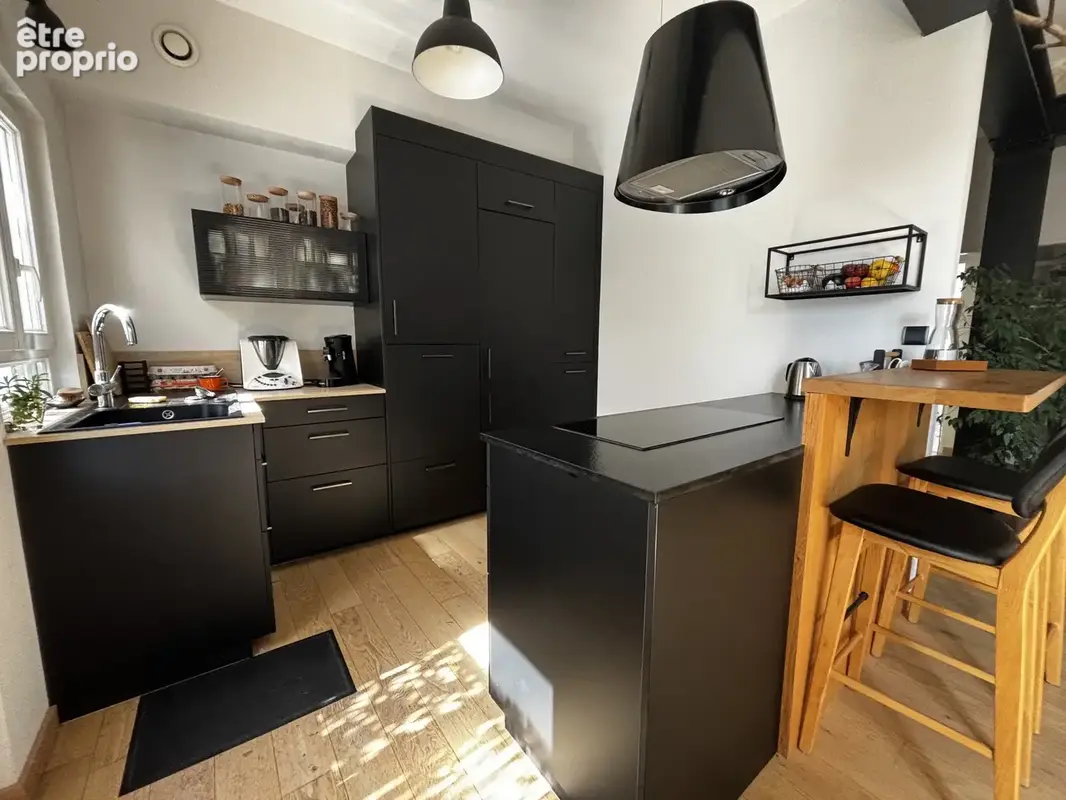 Maison familiale de caractère avec 4 chambres, dépendances et cour close - photo 4