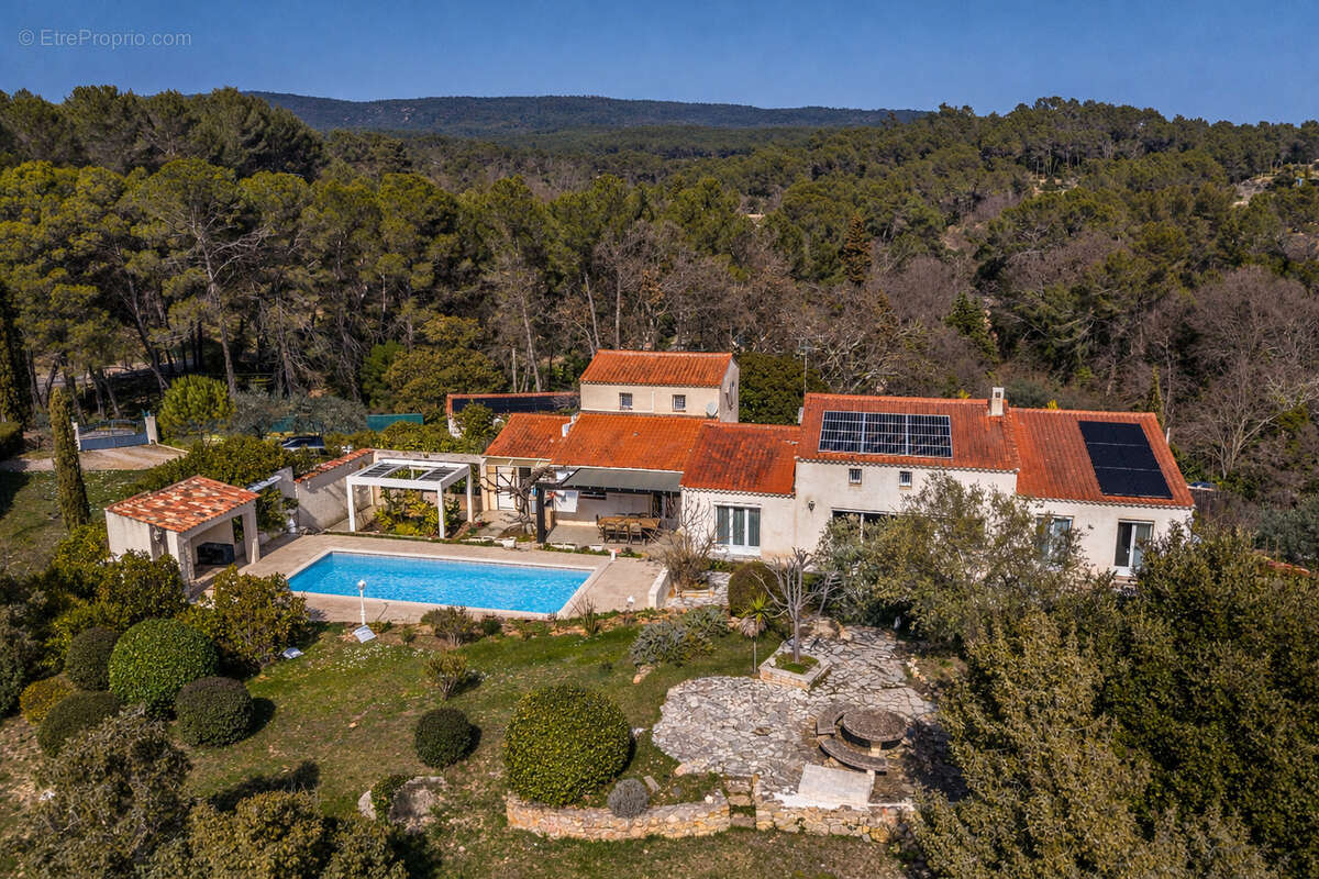 Flayosc propriete 310m2 sur terrain 9000m2 avec piscine et dependances - photo 4