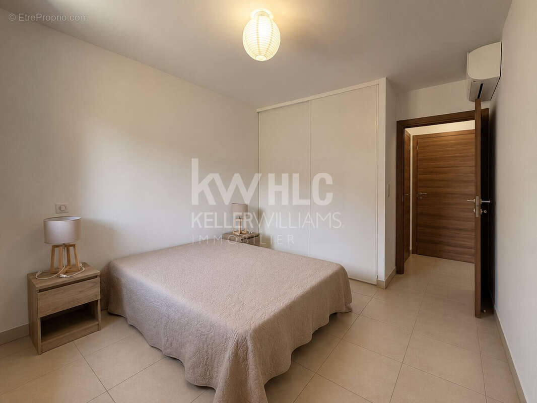 Chambre spacieuse et son large placard aménagé - Appartement à PORTO-VECCHIO