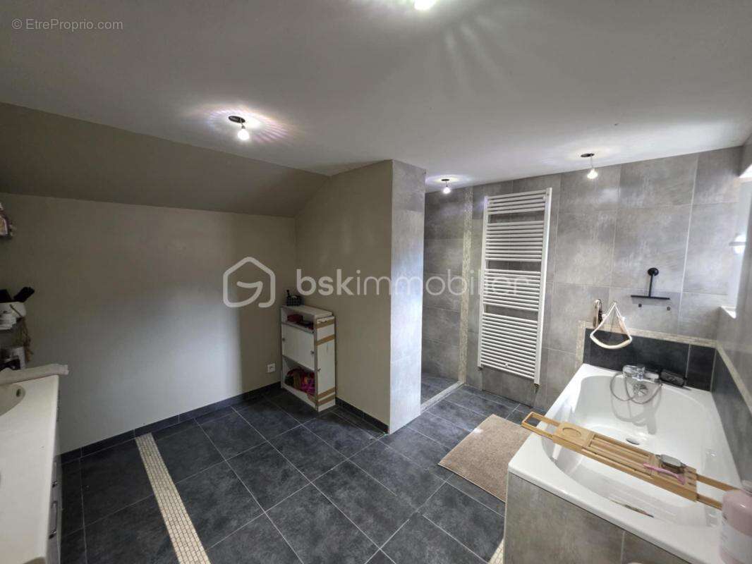 Maison à MONTCOURT-FROMONVILLE