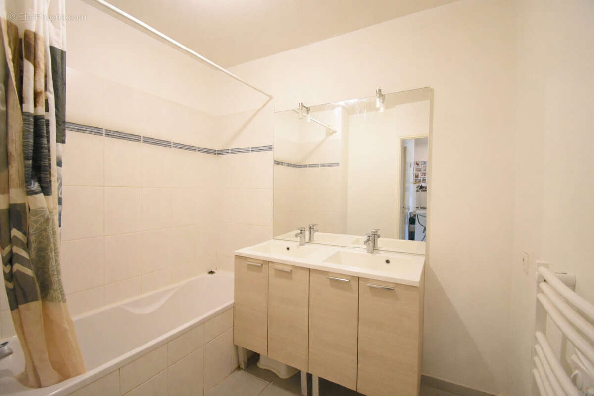 Appartement à MARSEILLE-4E
