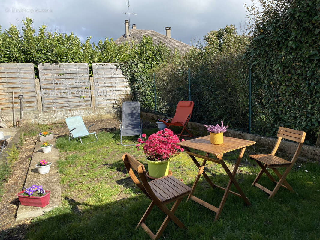 Maison à VILLENEUVE-LA-GUYARD