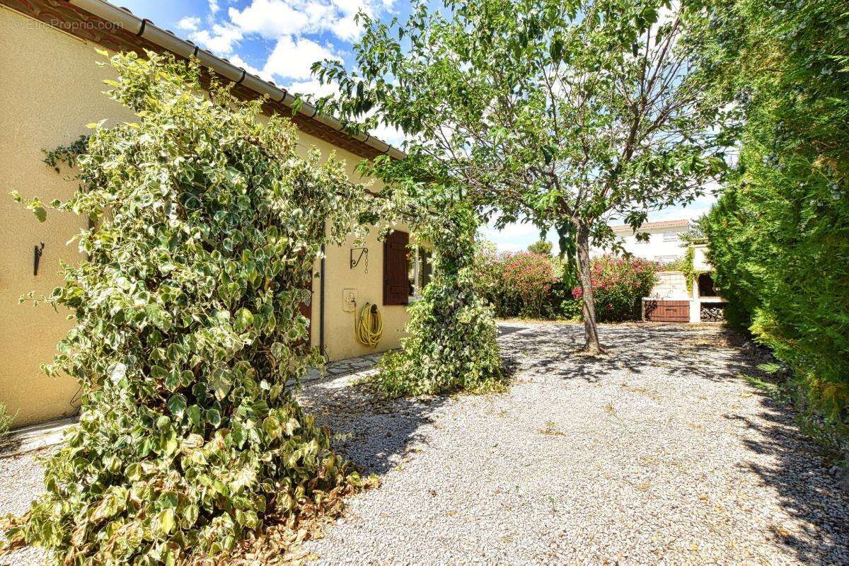À 5 minutes de Gignac, villa de plain-pied dans un environnement paisible !!! SOUS OFFRE D'ACHAT ACCEPTÉE !!! - photo 2