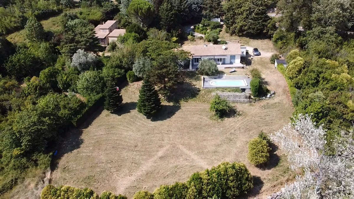 Maison de plain-pied de 132,17 m² avec piscine, 3 Chambres et terrain de 3 490 m² - photo 3