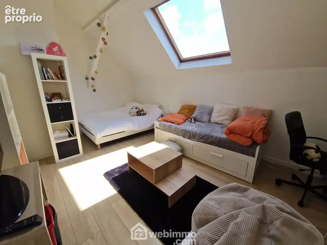 Une des 3 chambres (la plus grande : 19 m²)
