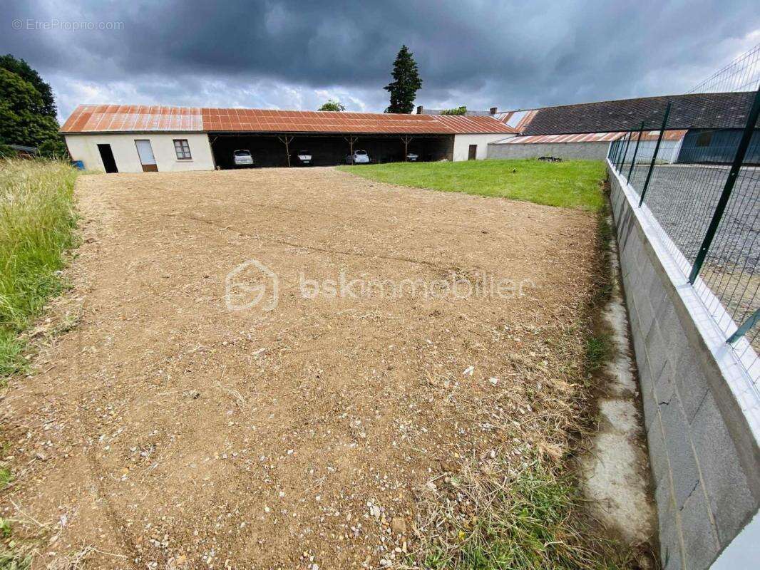 Terrain Constructible de 1050 M² avec 8 Garages ouverts et 3 Locaux Fermés d'environ 268 M²  (Plein Bourg) - photo 4