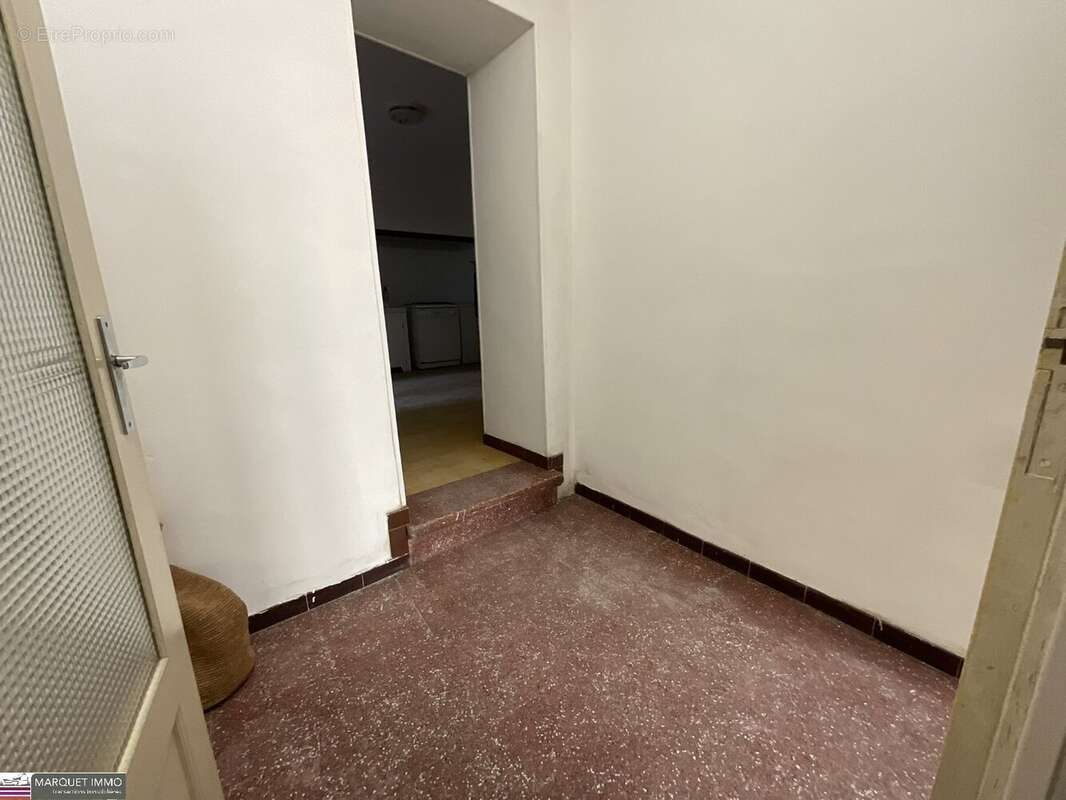 Beau potentiel pour cette maison de village T3 offrant 90 m² avec cour, garage, à rénover selon toutes vos envies ! - photo 10