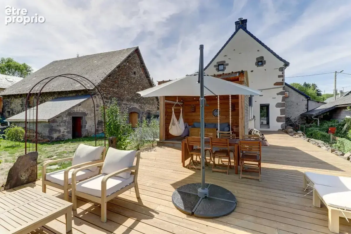 Propriété de caractère de 290 m² bâtis, Saint-Pierre-Roche — Maison rénovée 130 m² + grange de 160 m² à restaurer - photo 2