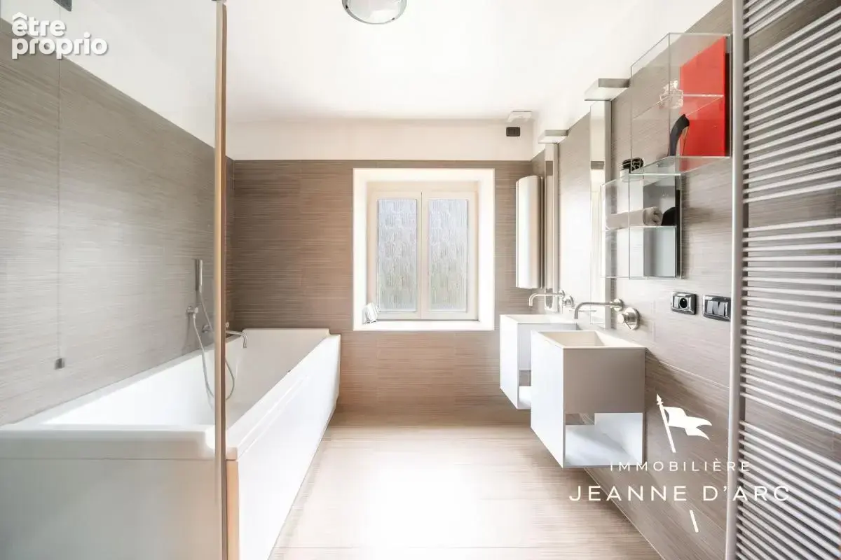 Grande maison familiale de 360 m2 avec jardin clos, à 5 minutes de Thoiry 8 Pièces 5 chambres + Piscine intérieure - photo 13