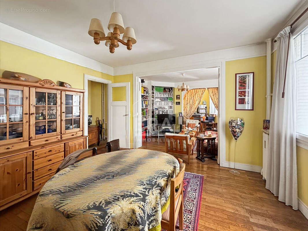 Appartement à PARIS-16E