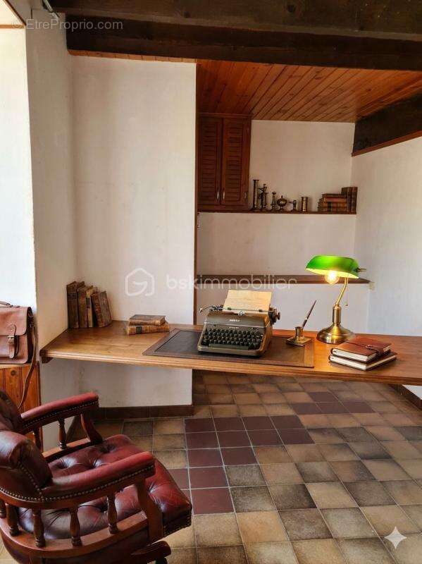 L’Âme de la Bastide : Demeure Historique du XVIIe Siècle contre le Rocher  4 Pièces  3 Chambres  Jardin de 455 m²  Garage indépe - photo 5