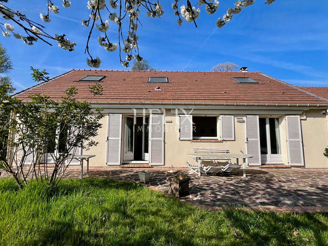 Maison à LE MESNIL-LE-ROI