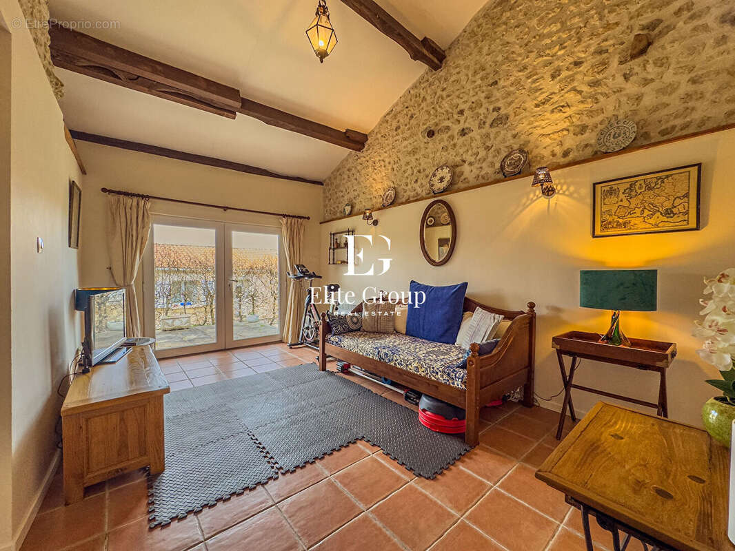 Maison à MONTMOREAU-SAINT-CYBARD