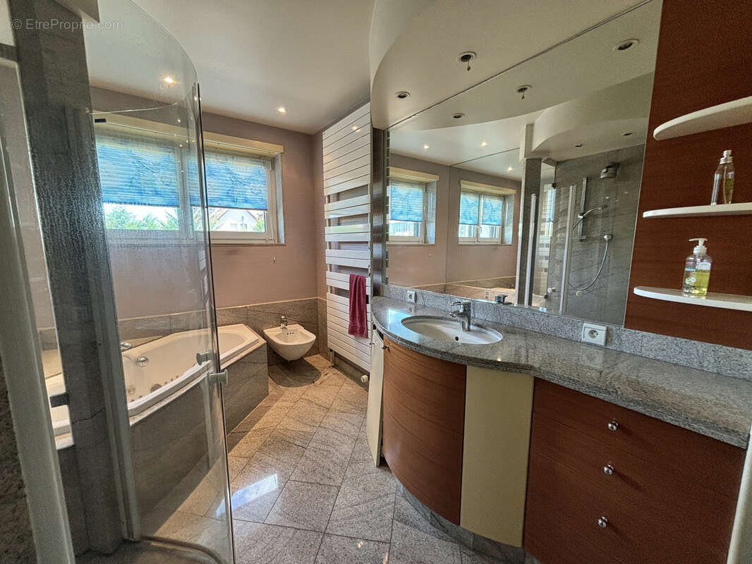 Élégante maison familiale de 220 m2 sur un magnifique terrain arboré de 15 ares - photo 13
