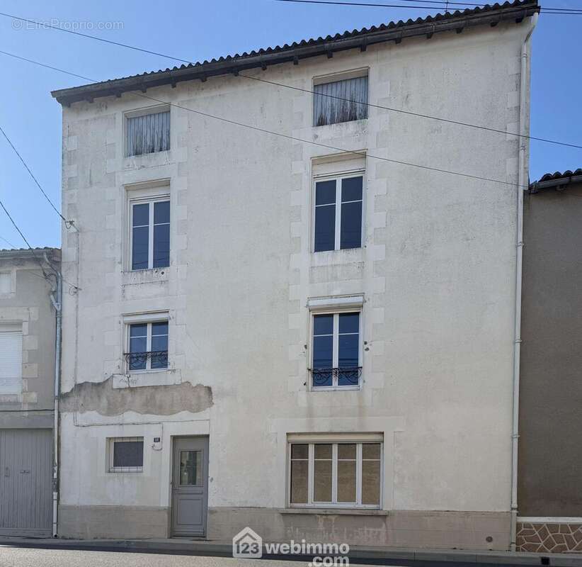Maison de ville, 216 m2 habitales sur un terrain de 415 m2. - Maison à NEUVILLE-DE-POITOU