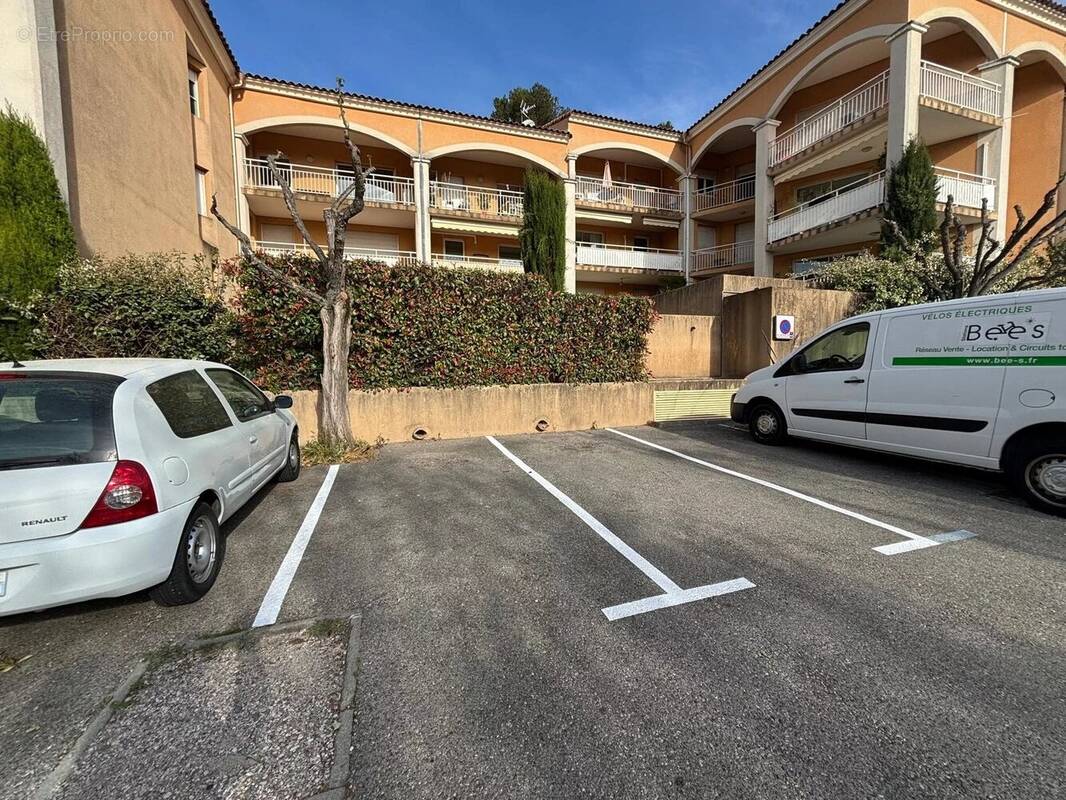 Parking à LE THOLONET