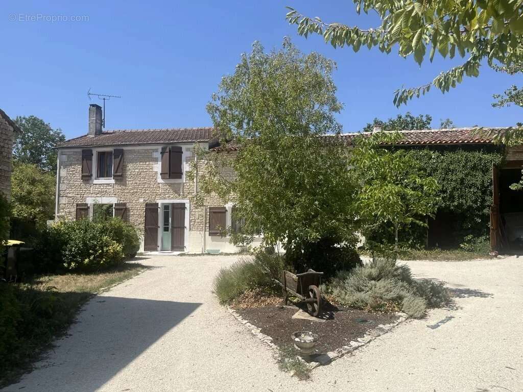 Maison à COURCOME