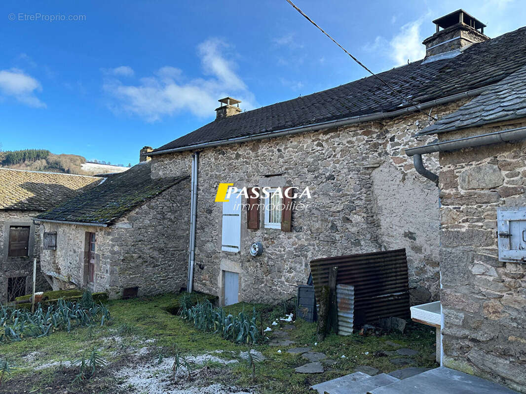 Maison à VEZINS-DE-LEVEZOU