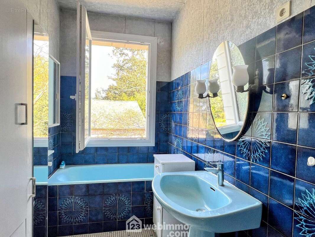 Une salle de bain se trouve à proximité des chambres. - Maison à ANGERS