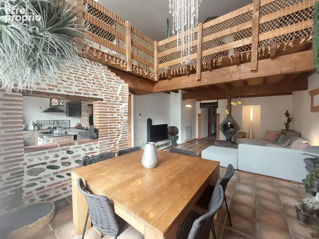 Maison de ville 7 pièces de 240 m2 avec jardin paysager, piscine et dépendances - photo 7
