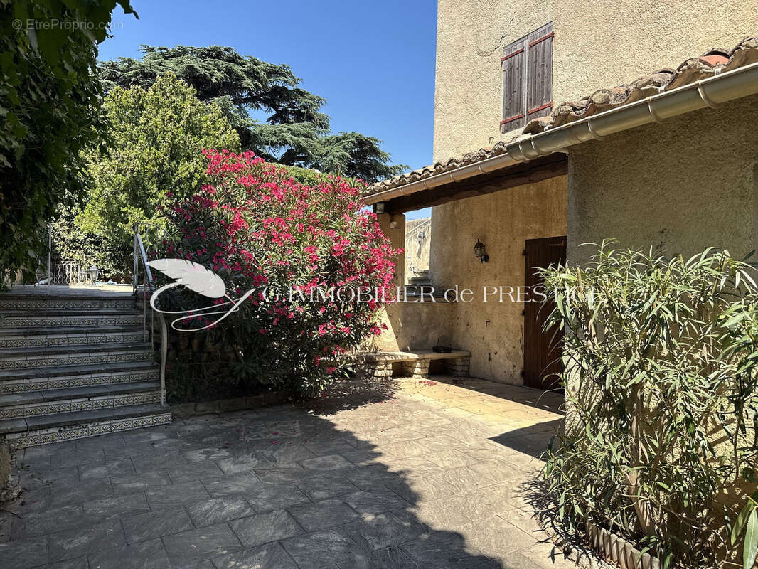 Une maison de ville avec piscine - photo 3