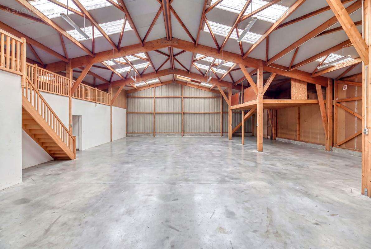 Secteur Valmont :Garage  Entrepôt Atelier + pièces de vie sur 480  m2 au sol - photo 2